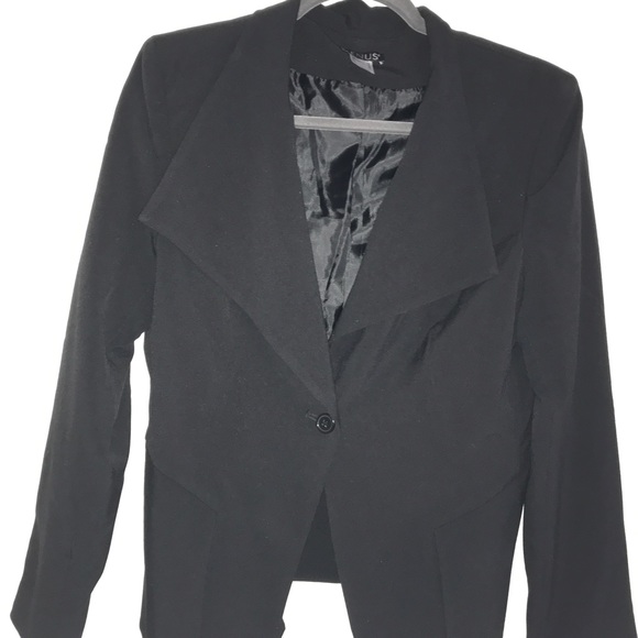 Black blazer-super cute detail. - Picture 5 of 7